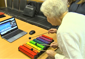 Ústí n.L.: Zapojení seniorů do online školní výuky hudební výchovy